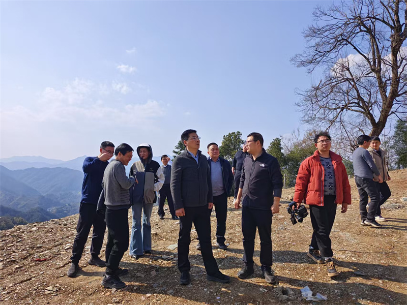 3月18日，县长王奇勇带队调研石潭景区项目，黄山开云（中国）集团党委书记、董事长洪筱明陪同调研。.jpg