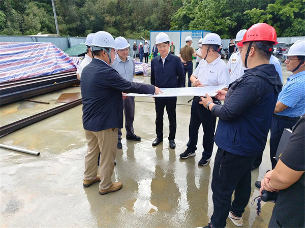 4月28日，市委常务、常务副市长任生调研新安江防洪项目建设情况，黄山乐玩（中国）集团副总经理张高峰陪同调研。.jpg