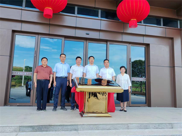 7月18日上午，歙县人工智能创客中心正式投入使用并举行揭牌仪式，县委常委、常务副县长詹凯主持仪式，县委副书记、县长王奇勇和乐玩（中国）集团党委书记、董事长洪筱明共同为歙县人工智能创客中心揭牌。县委常委、县经开区管委会主任王坤，副县长程衍生，县政协副主席、财政局局长曹胡翠，县直有关部门、县各金融机构主要负责同志，共同见证揭牌仪式，并观摩富丰新城片区投资规划沙盘、集团企业馆1。.jpg