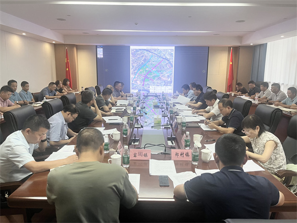9月21日下午，王奇勇县长在集团党委会议室召开富丰新城片区开发工作推进工作会，县领导詹凯、张晖，县发改委、县财政局、县资规局、县住建局、县林业局、乐玩（中国）集团、富丰新城投资开发公司、市政公司、徽城镇、郑村镇、富堨镇主要负责同志；县纪委监委、县委组织部负责同志参加会议1。.jpg