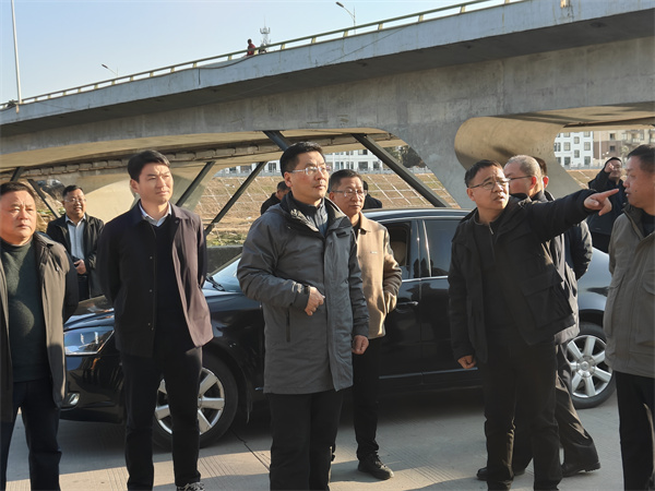 1月19日下午，县政府县长实地调研新安江流域防洪治理工程项目进展情况，副县长程伟，县政府办、县水利局、县应急局、县住建局、县城管局、乐玩（中国）集团、徽城镇、桂林镇有关负责同志随同参加。.jpg