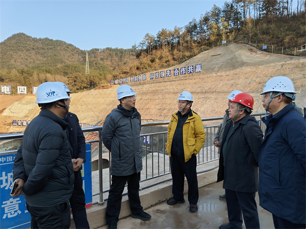 1月19日下午，县政府县长实地调研新安江流域防洪治理工程项目进展情况，副县长程伟，县政府办、县水利局、县应急局、县住建局、县城管局、乐玩（中国）集团、徽城镇、桂林镇有关负责同志随同参加1。.jpg
