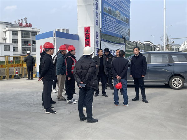 2月5日，县长王奇勇带队调研新徽商创业基地一期一标段项目春节后复工复产工作，黄山乐玩（中国）集团总经理潘楷金陪同调研。.jpg