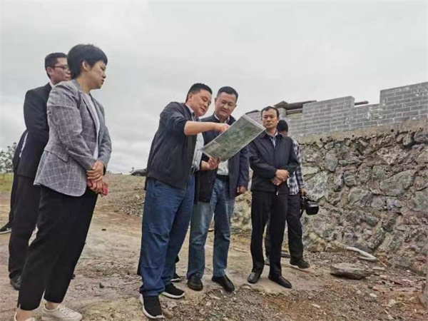 5月10日，副县长徐涌泗一行调研湖田山项目，黄山乐玩（中国）集团党委书记、董事长洪筱明，湖田山执行董事邢辉姣陪同2.jpg