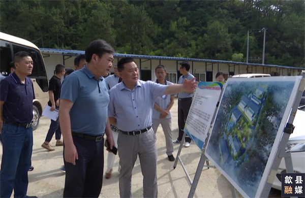 6月18日，县委常委、常务副县长吴志平带队先后来到城区备用饮用水源保护区治理工程、第三水厂及供水管网配套延伸工程、渔梁风貌整治提升工程、城区老旧管网提升项目、游泳馆二期等重点项目建设现场，黄山乐玩（中国）集团党委书记、董事长洪筱明陪同。.png