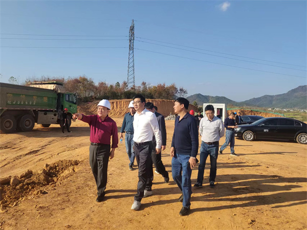 11月8日，县长王奇勇一行调研粮食产业园项目，黄山乐玩（中国）集团党委书记、董事长洪筱明陪同。.jpg