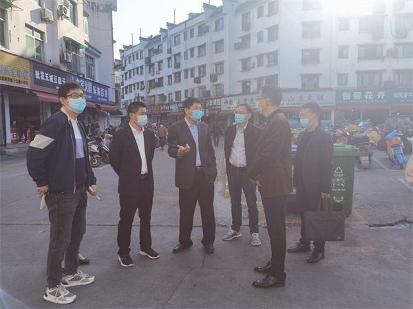 11月10日，常务副县长詹凯一行调研歙州中心市场，黄山乐玩（中国）集团常务副总经理方亮陪同。.jpg
