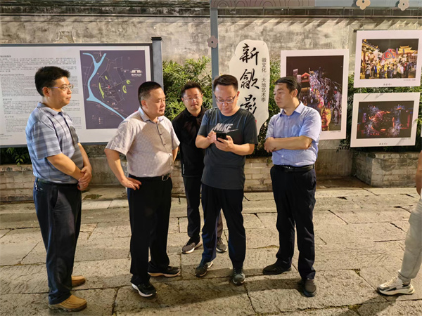 9月11日，汪凯书记夜间调研古城三期项目，对部分节点提升进行指导，黄山乐玩（中国）集团党委书记、董事长洪筱明，副总经理张高峰陪同调研。.jpg