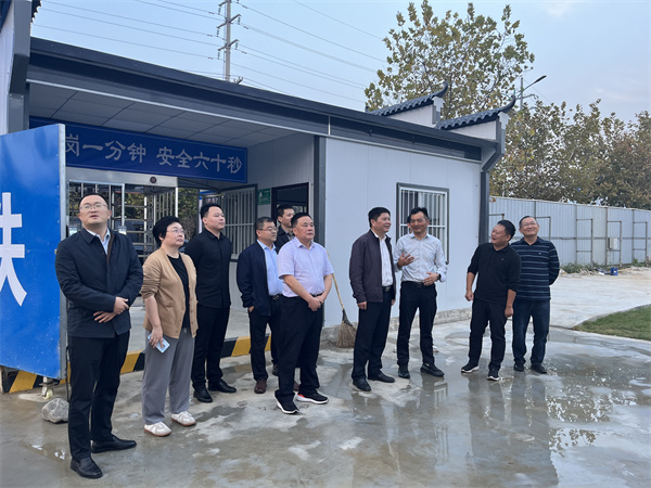 10月26日，詹县带队调研宁国市文体中心EPCO项目，就项目设计、采购、施工和运营一体化建设与宁国市乡村振兴投资集团进行交流，县住建局、资规局，乐玩（中国）集团洪董、余总、方总等相关人员陪同考察。.jpg